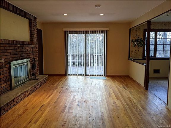 3rd image of 35 Dawn Ln