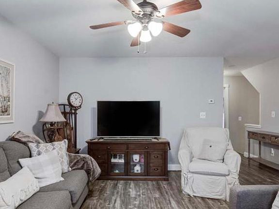 3rd image of 902 Pinnacle Dr