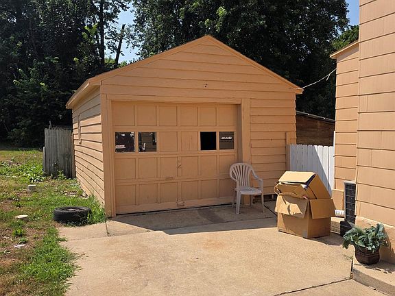 3rd image of 708 S Blackhawk Ave