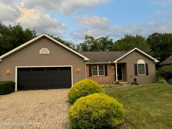 1087 Creekside Ln, Jersey Shore, PA 17740