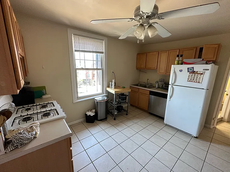 2711 N Kenmore Ave — Photo 2