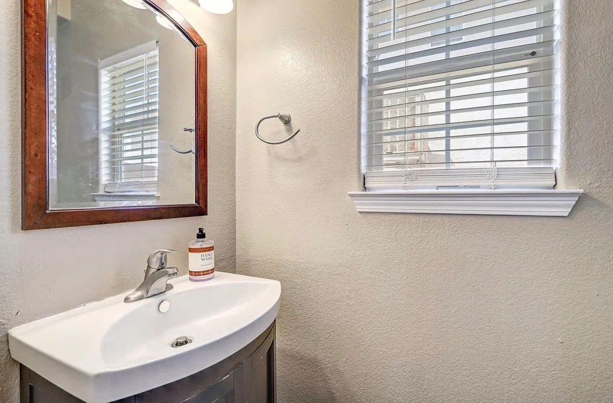 4 bed, 2.5 bath, 1911 sqft, $2,700 — Photo 4