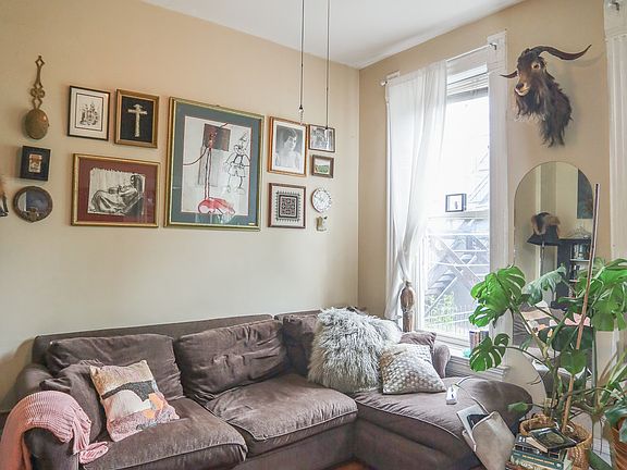 3rd image of 1014 N Paulina St APT 1F