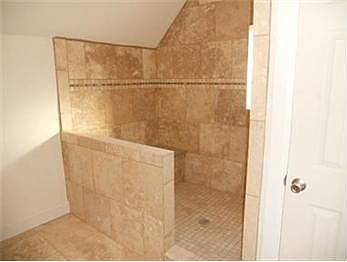 5th image of 918 Lipan St