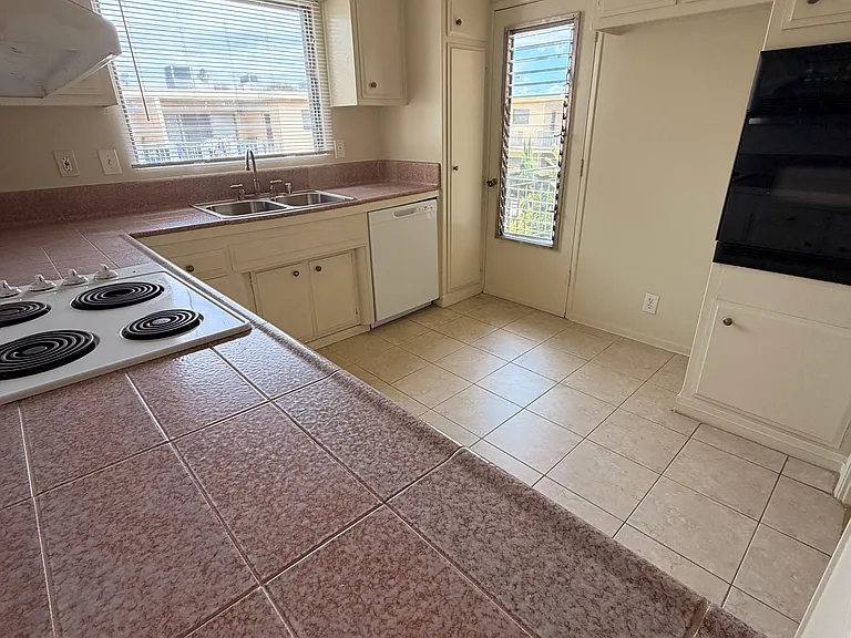 1148 W Huntington Dr #25 — Photo 3