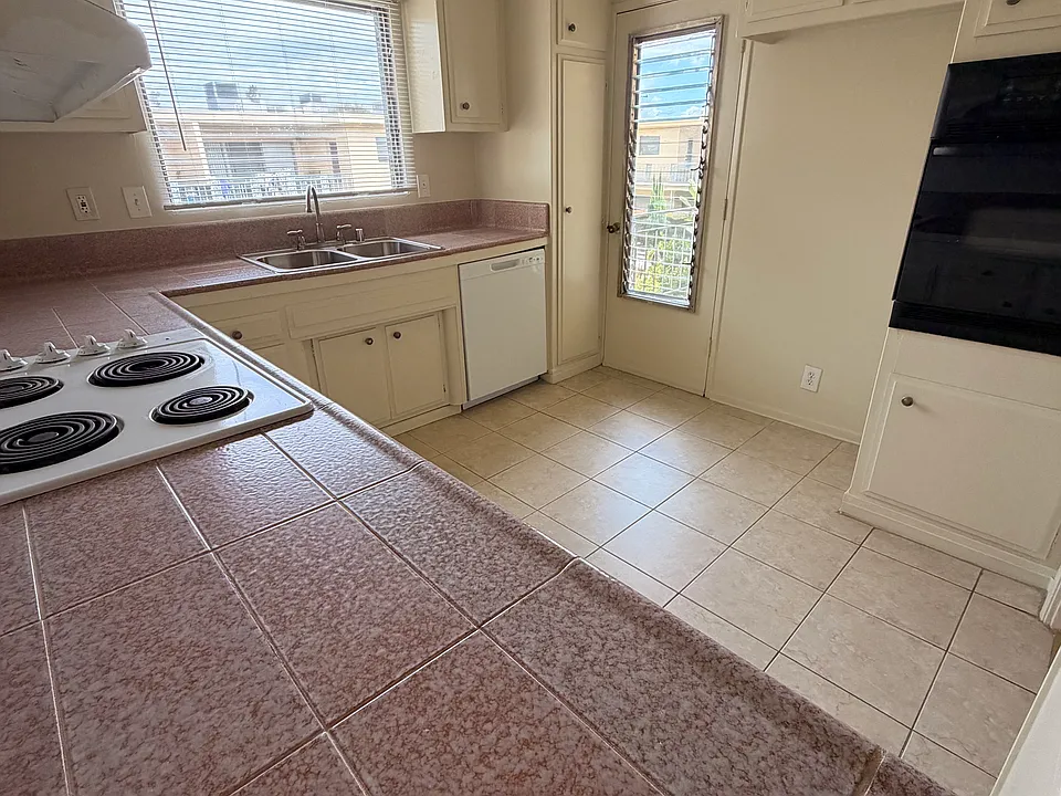 1148 W Huntington Dr #25