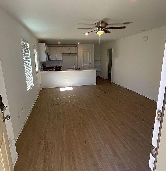 2nd image of 233 Rustic Ridge Cres
