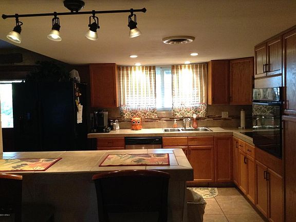 2nd image of 1122 E Laurel Dr