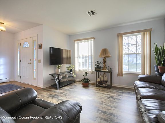 3rd image of 143 Chesterfield Ln