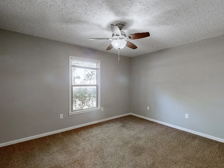 8614 Burleson Ln — Photo 12