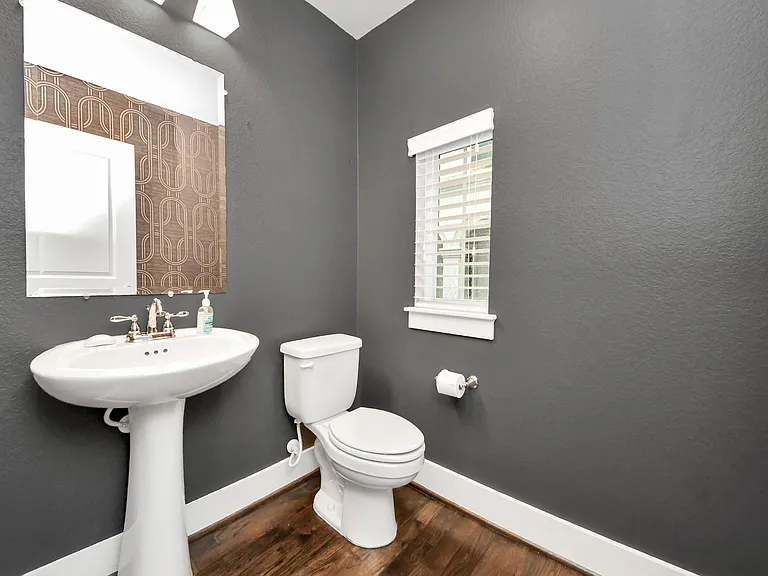 2704 Freund St — Photo 21