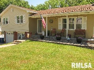 813 10th St, Silvis, IL 61282