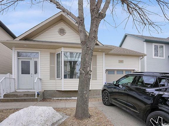 2nd image of 1027 N Cypress Way