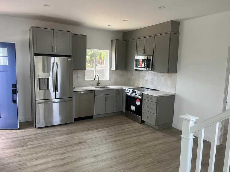 3934 Clairemont Dr — Photo 5