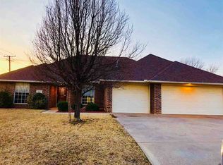 902 Quail Ridge Rd, Enid, OK 73703