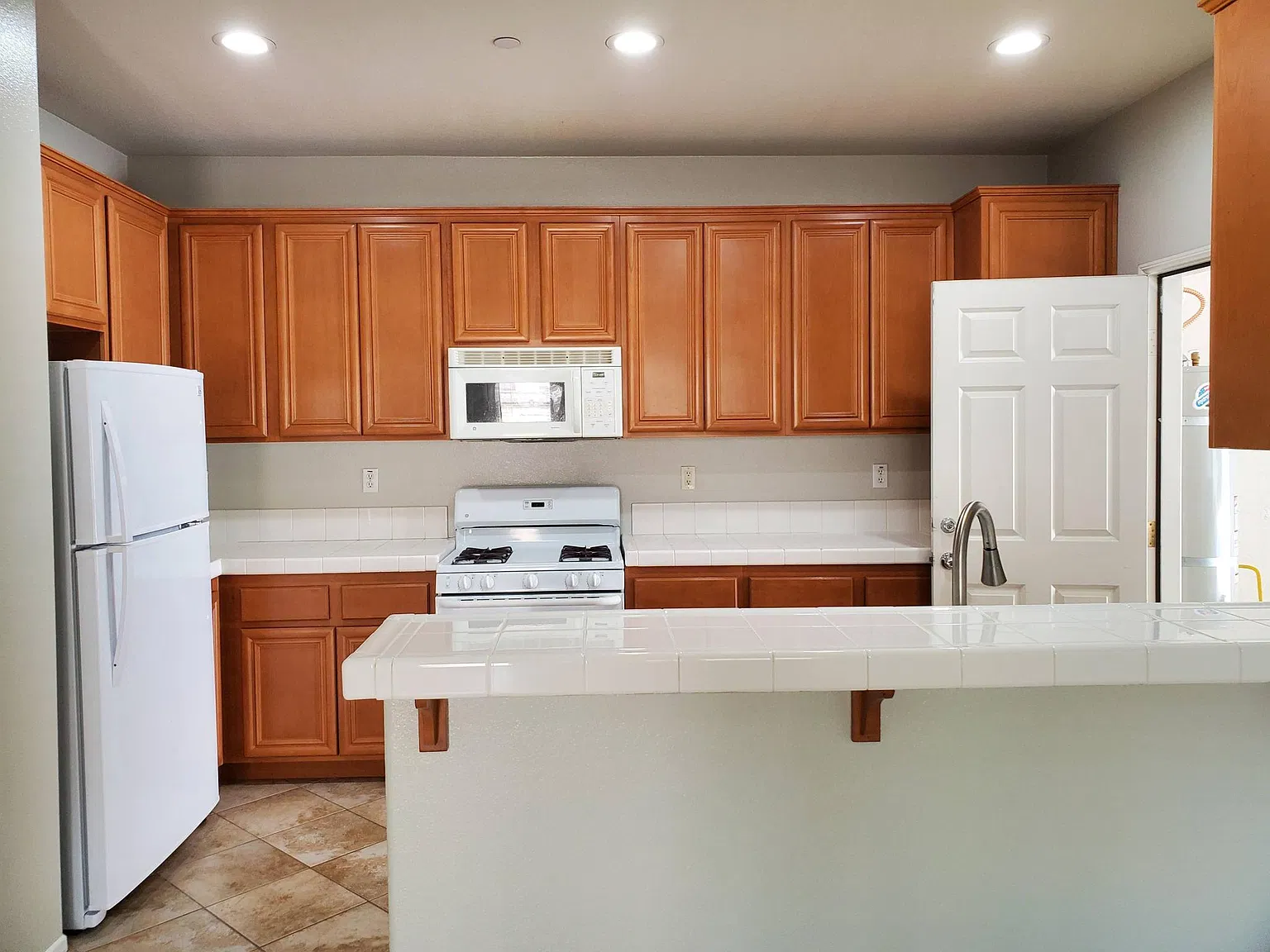 3 bed, 2.5 bath, 1876 sqft, $3,250 — Photo 4