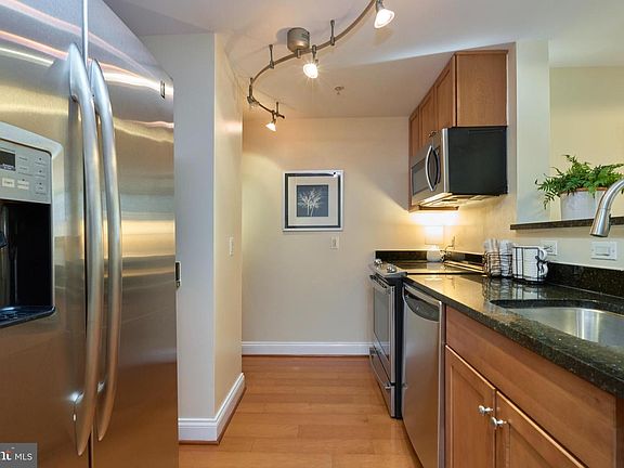 4th image of 1020 N Highland St Unit 422