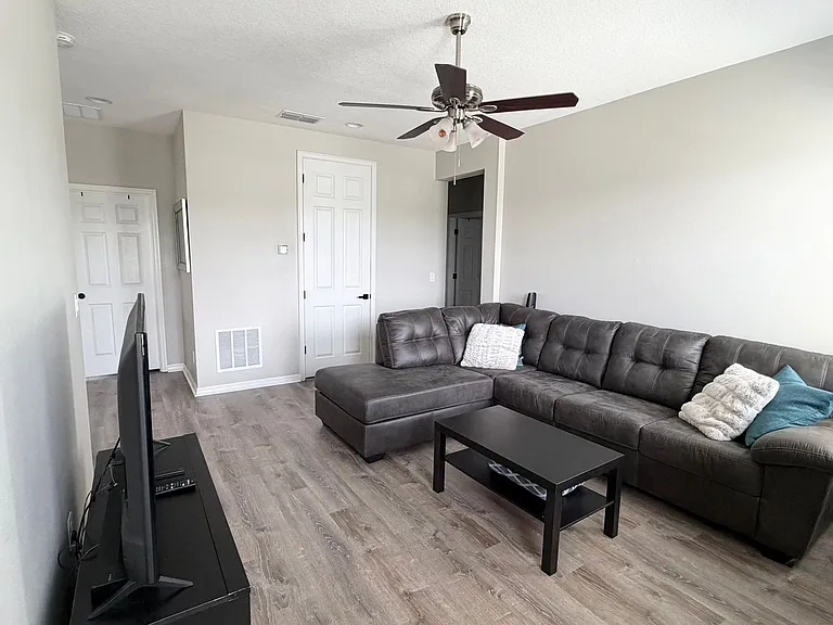 1659 Chatsworth Cir — Photo 5