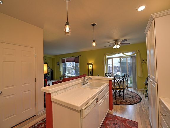 4th image of 1105 SE Wenlock Ave