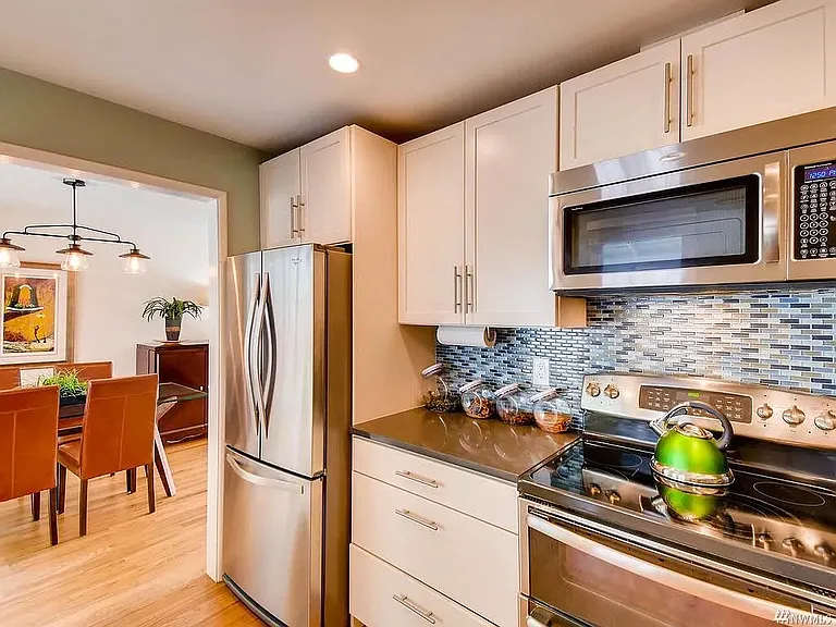 1420 Bellevue Way SE #4 — Photo 3