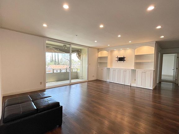 5th image of 5215 Balboa Blvd Unit 201