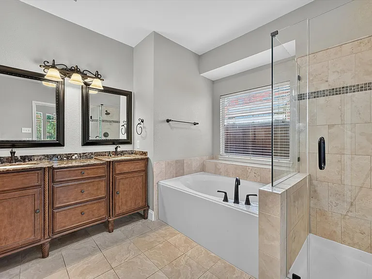 11613 Alexandria Dr — Photo 14