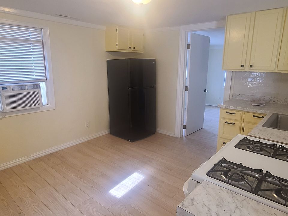 Kitchen w fridge and microwave
