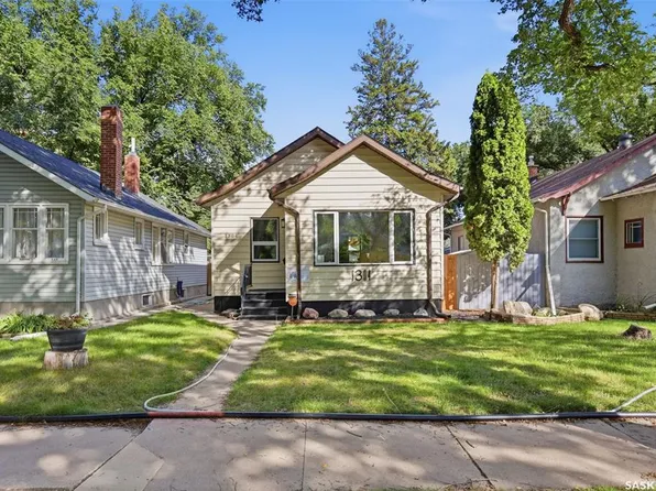1304 C AVENUE N, Saskatoon, SK S7L 1K8