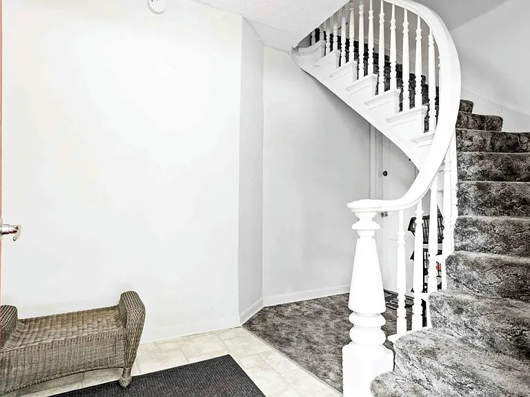 410 E Grove St — Photo 6