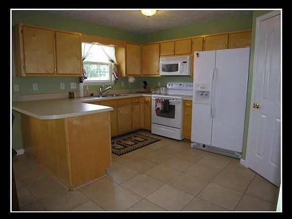 Kitchen with All Appliances Remaining