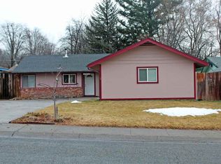 706 Caroline Ave, Mount Shasta, CA 96067