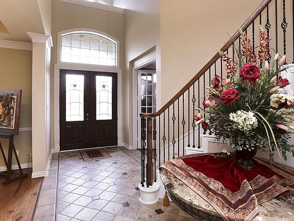 An elegant and unforgettable Foyer, truly impressive!