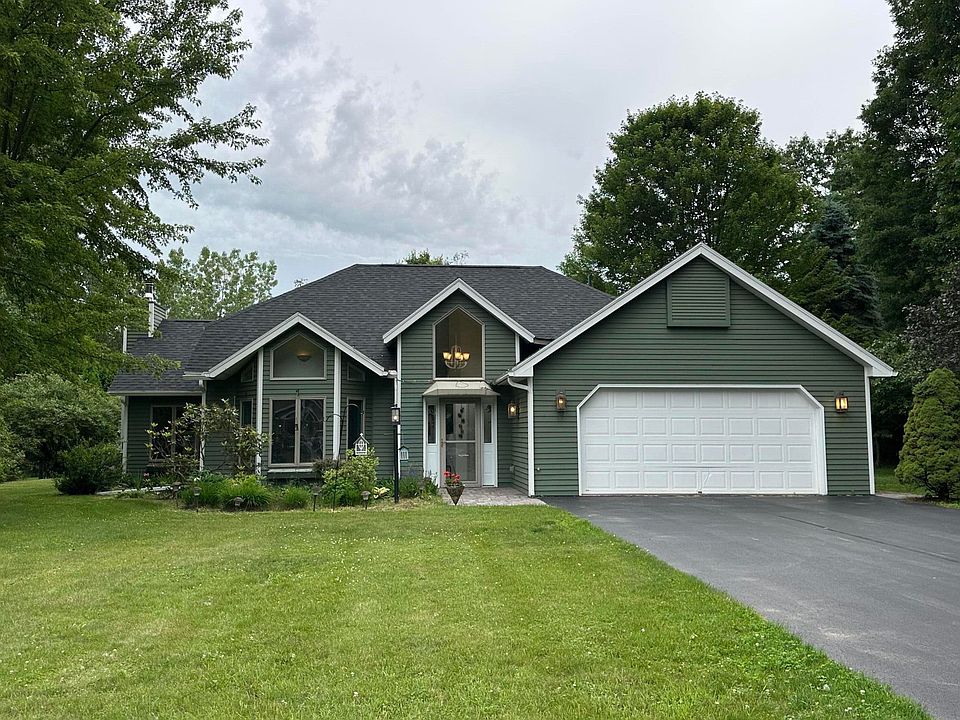 1st image of 13 Pine Ridge Dr