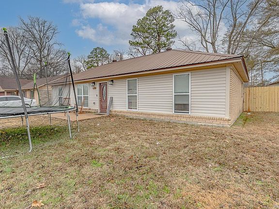 3rd image of 2204 Sycamore Dr