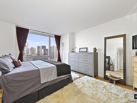 4th image of 2 River Ter APT 21F