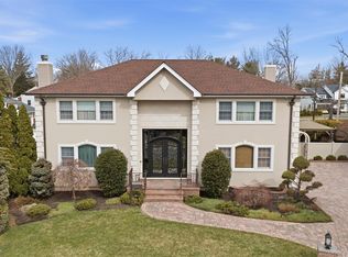 2 Knoll Lane, Glen Head, NY 11545