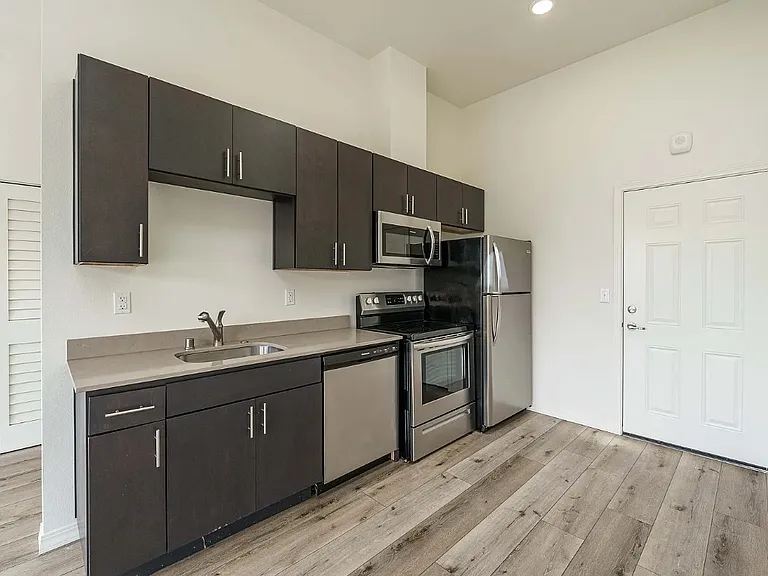 2713 E Evergreen Blvd #202 — Photo 3