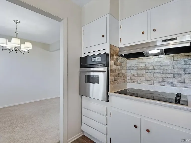 1628 S Locust St — Photo 7