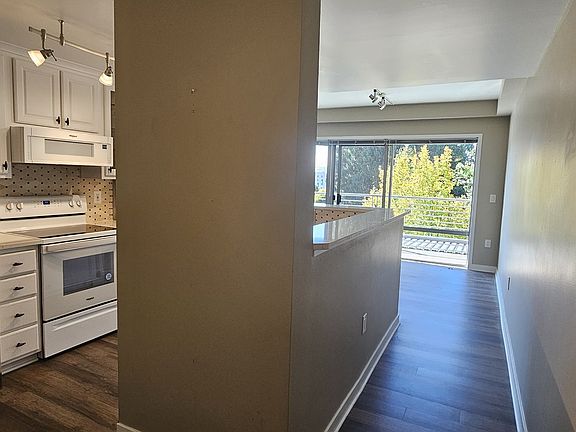 3rd image of 701 Columbia St APT 404
