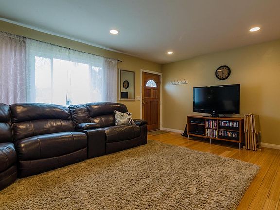 3rd image of 2806 Mohawk Ave