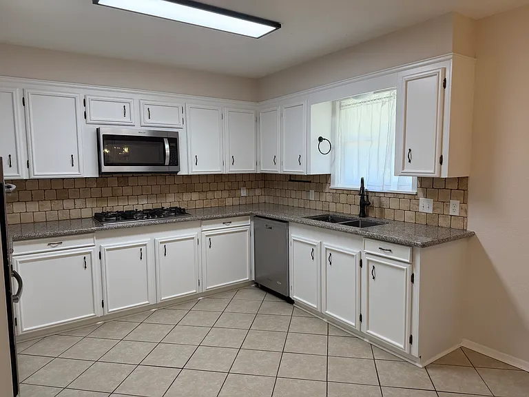 403 Sheffield Dr — Photo 6