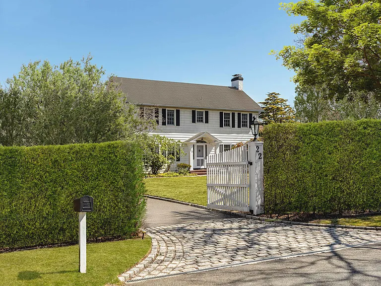 22 Aspatuck Rd — Photo 2