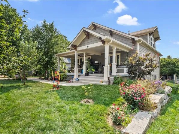 8121 Valley View Dr, Overland Park, KS 66204