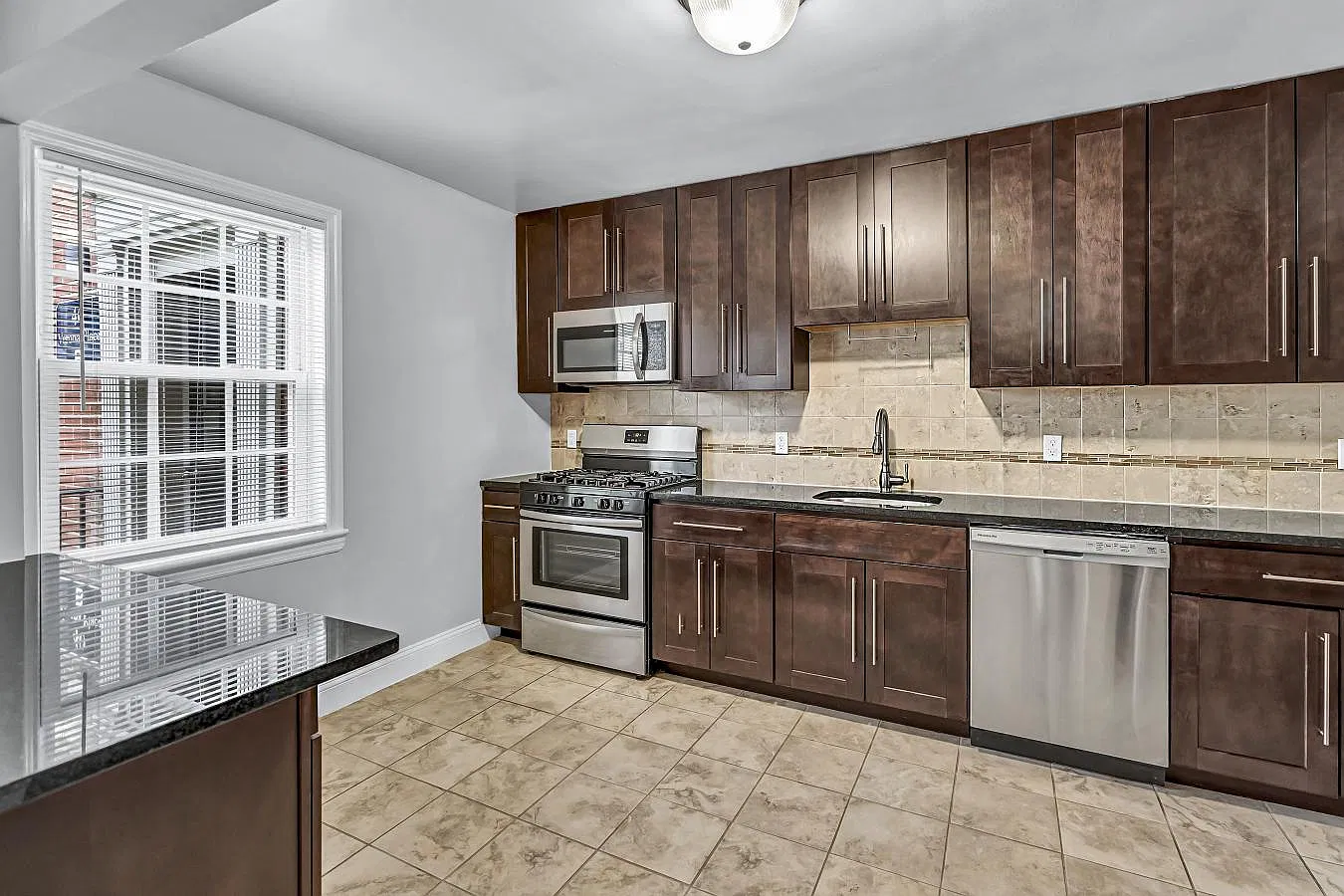 Verona Plaza Apartments — Photo 4