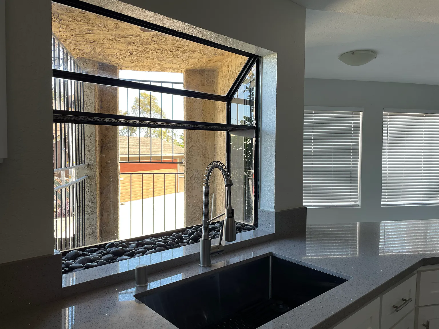 E St Condo — Photo 3