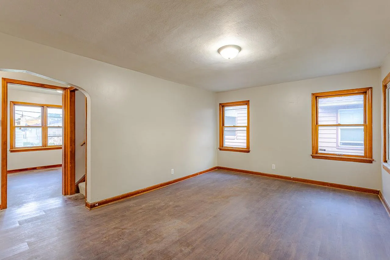 6314 West Medford AVENUE photo 1