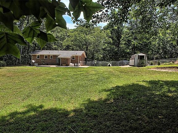 5th image of 1025 Lakewood Dr