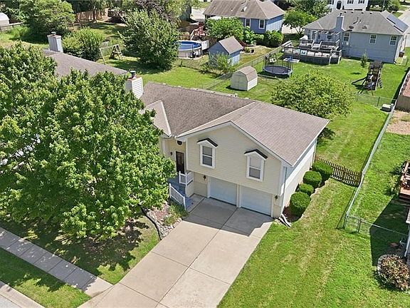 3rd image of 505 Blue Grass Dr