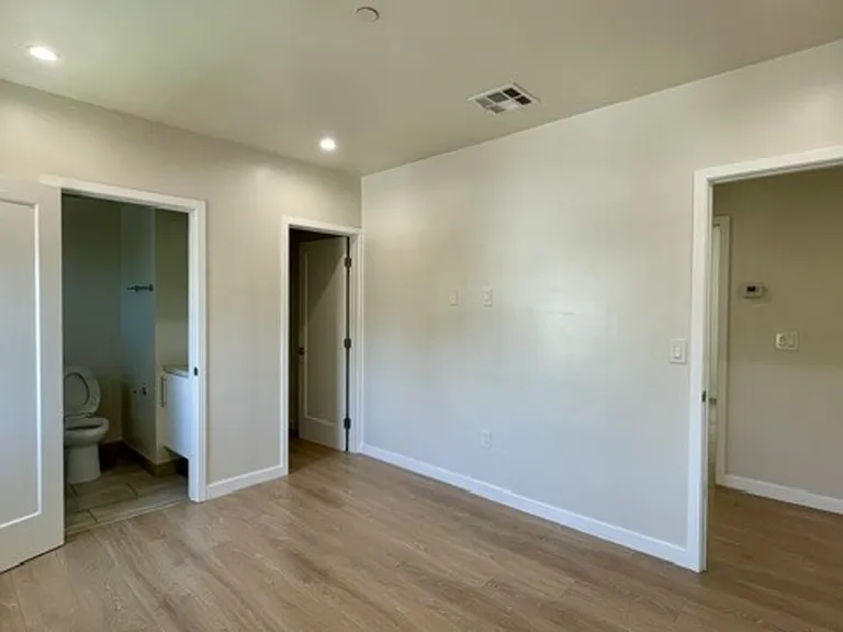 5230 1/2 Satsuma Ave — Photo 19