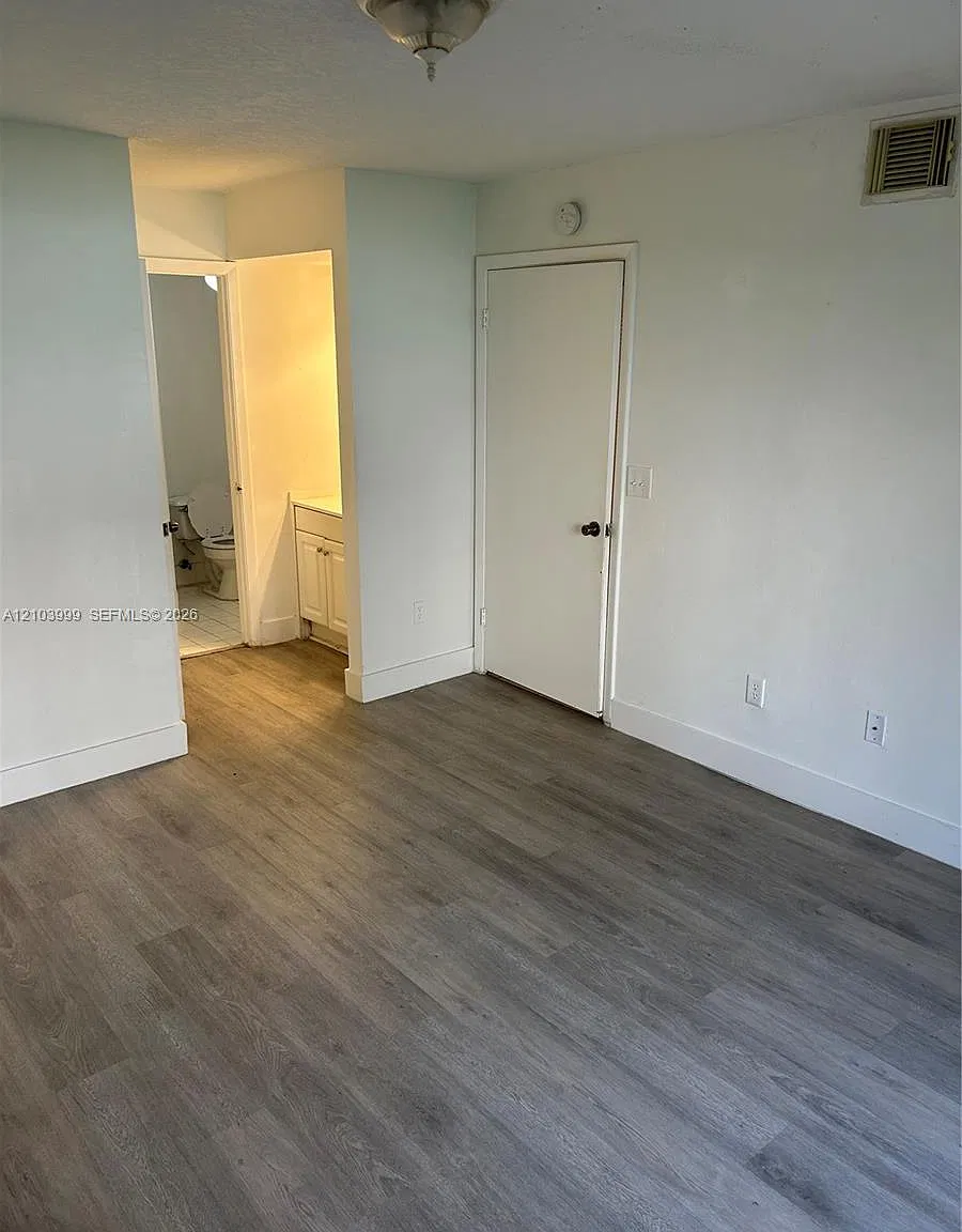 18870 NW 57th Ave — Photo 4